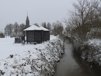 901314 Gezicht over de Achtkantenmolenvliet in De Meern (gemeente Utrecht) in een besneeuwde omgeving, met op de ...